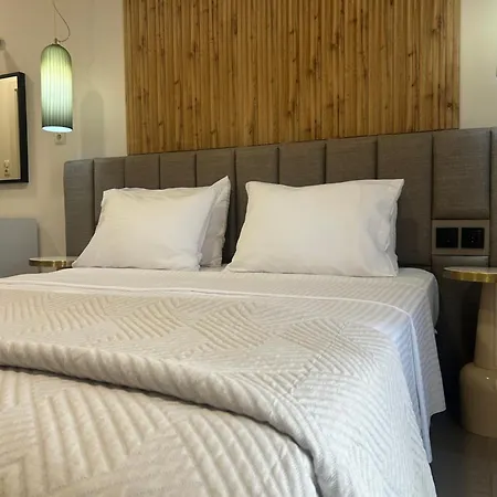 Cross Plaza Aparthotel