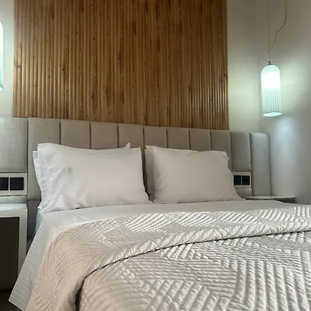 Cross Plaza Aparthotel *