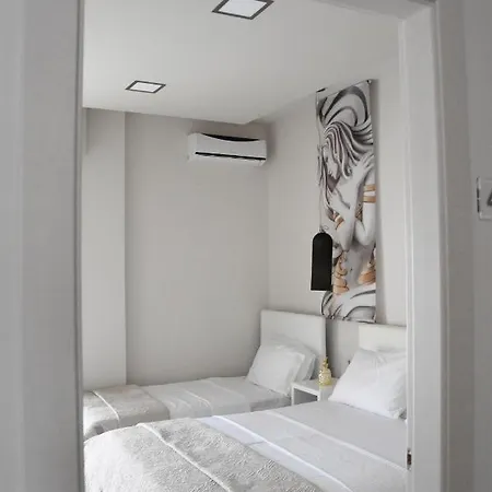 Cross Plaza Aparthotel