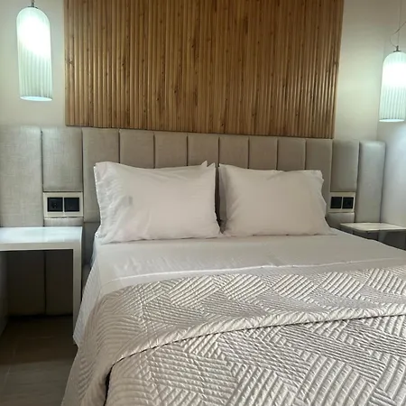 Aparthotel Cross Plaza 3*